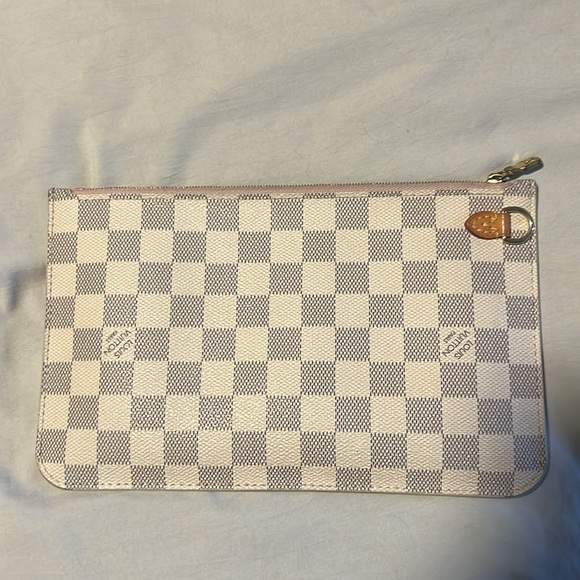 Louis Vuitton Neverfull Wristlet - Picture 4 of 9